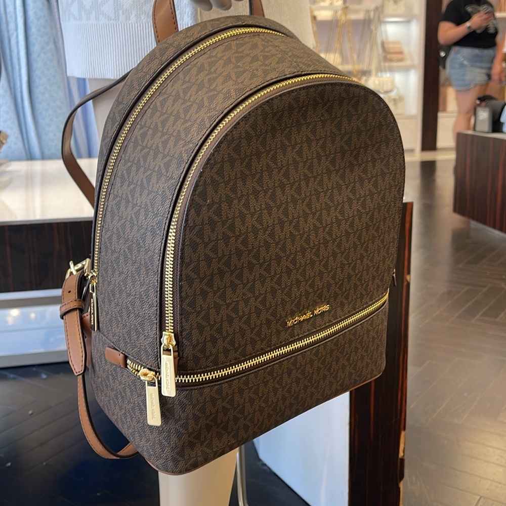 MICHAEL KORS Rhea Medium Zip Signature Logo Backpack
BROWN 
NWT - Picture 14 of 16